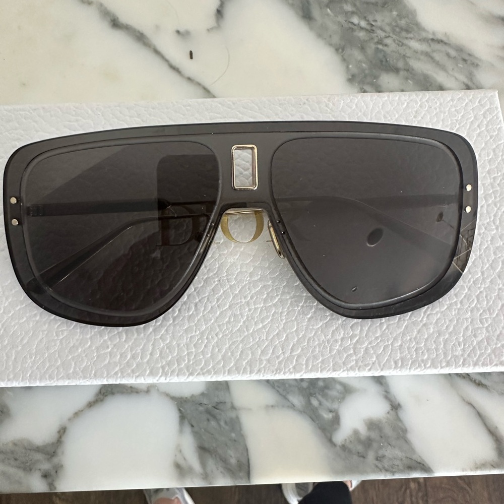 Stylish Black Sunglasses - Picture 2 of 7